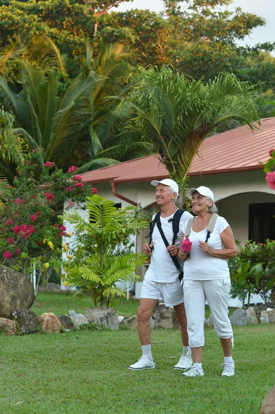 Elderly Couple Backpackers Travel — Stock Photo, Image