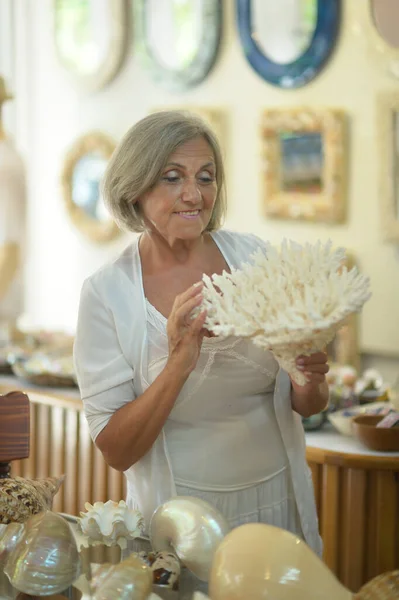 Mooie Glimlachende Senior Vrouw Bij Souvenirwinkel — Stockfoto