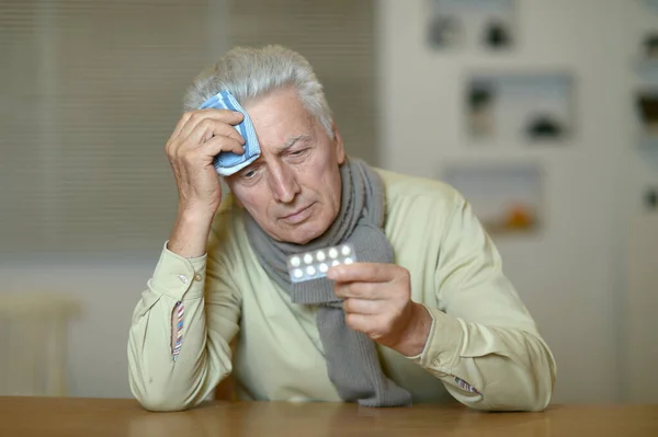 Retrato Homem Idoso Doente Triste Com Pílulas — Fotografia de Stock