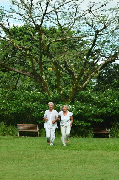 公園で幸せなシニア女性と男 — ストック写真