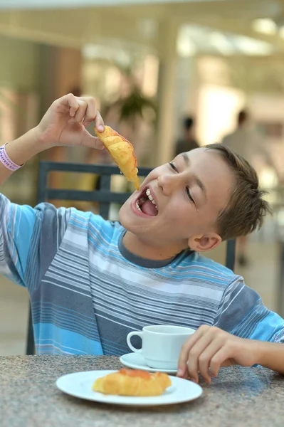 Jongen Die Thee Drinkt Met Croissants — Stockfoto