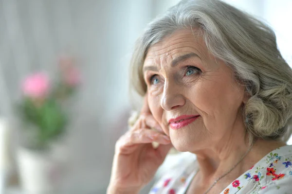 Senior Vrouw Poseren Thuis — Stockfoto