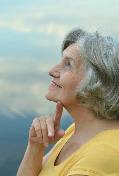 Gelukkig Oudere Vrouw Poseren Tegen Blauwe Lucht — Stockfoto