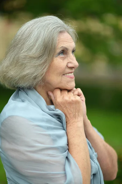 Senior Leende Kvinna Parken — Stockfoto