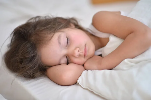 可爱的小女孩睡在床上 — 图库照片