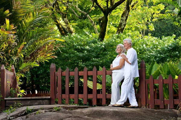 公園で美しい白人のシニアカップル — ストック写真