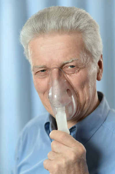 Retrato Anciano Enfermo Con Inhalador — Foto de Stock