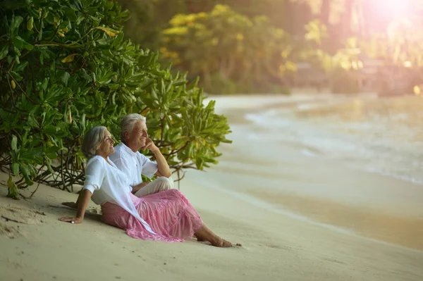 Gelukkig Bejaarde Echtpaar Rustend Tropisch Strand — Stockfoto