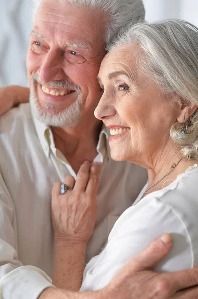 Seniorenpaar Umarmt Sich Hause — Stockfoto