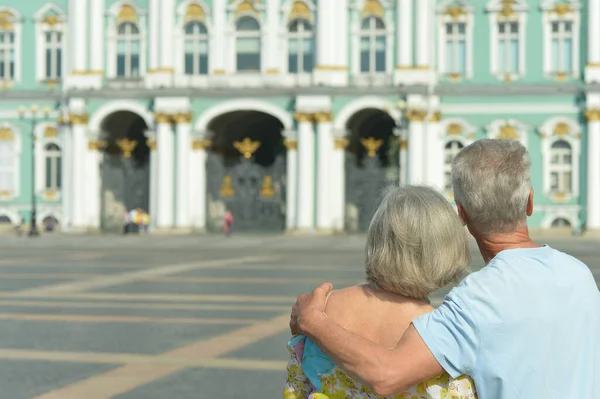 Красивая Счастливая Пара Mature Путешествует — стоковое фото