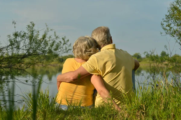 Szczęśliwa Para Seniorów Pobliżu Jeziora Podczas Zachodu Słońca Lecie — Zdjęcie stockowe