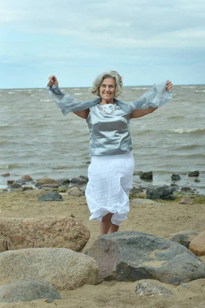 Šťastný Starší Žena Pláži — Stock fotografie