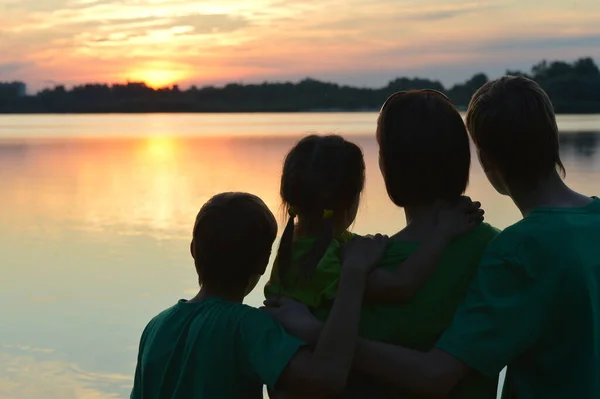 Lycklig Familj Stranden Tittar Damm — Stockfoto