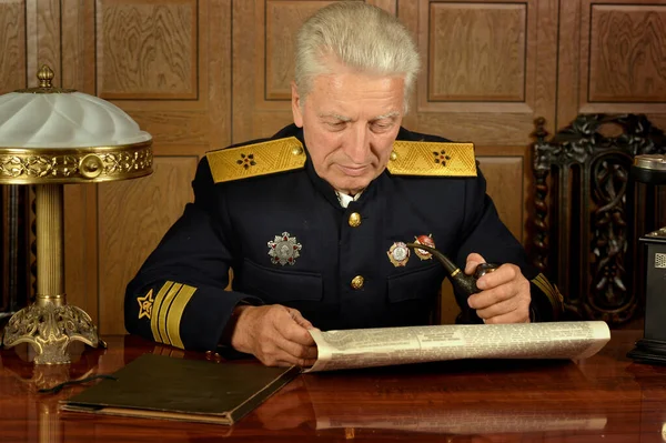 Военный Генерал Столом Газетой — стоковое фото