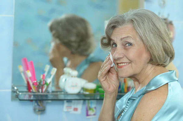 Aantrekkelijke Senior Vrouw Een Badkamer — Stockfoto