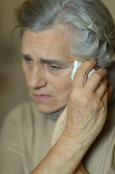 Close Portret Van Triest Ziek Senior Vrouw Met Hoofdpijn — Stockfoto