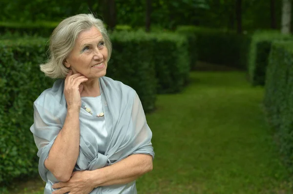 Senior Leende Kvinna Parken — Stockfoto