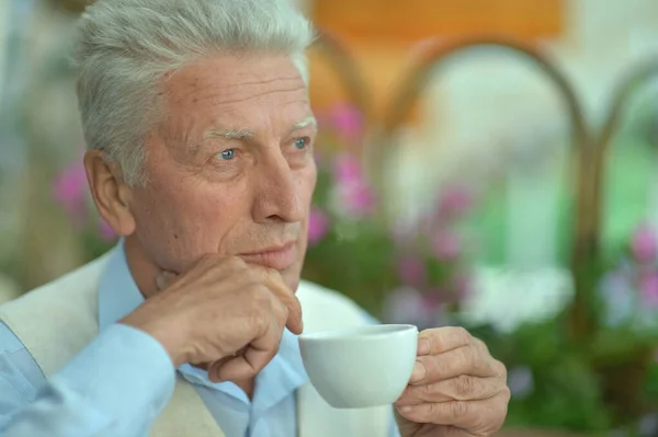 Портрет Улыбающегося Пожилого Человека Пьющего Кофе — стоковое фото