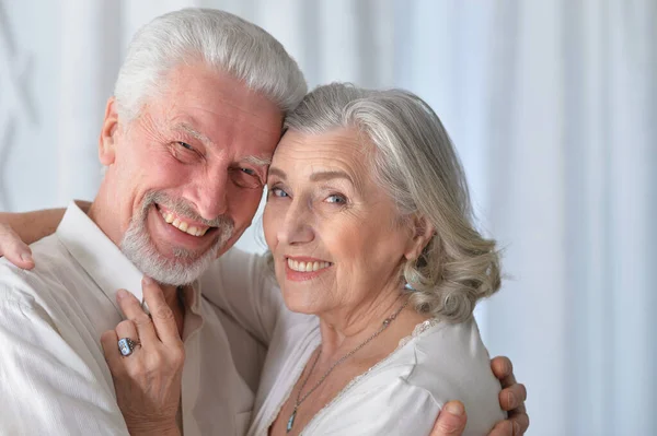 Senior Paar Knuffelen Thuis — Stockfoto
