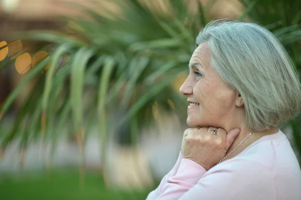 Senior Smiling Woman Park — Stock Photo, Image