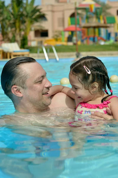 Dad and daughter relax in  pool — Stock Photo, Image