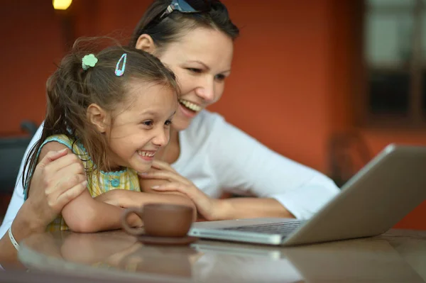 Mutter Und Tochter Benutzen Gemeinsam Laptop — Stockfoto