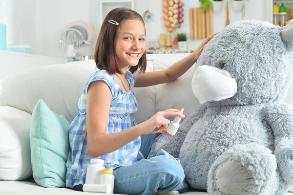 Meisje Spelen Arts Met Speelgoed Teddybeer Gezichtsmasker — Stockfoto