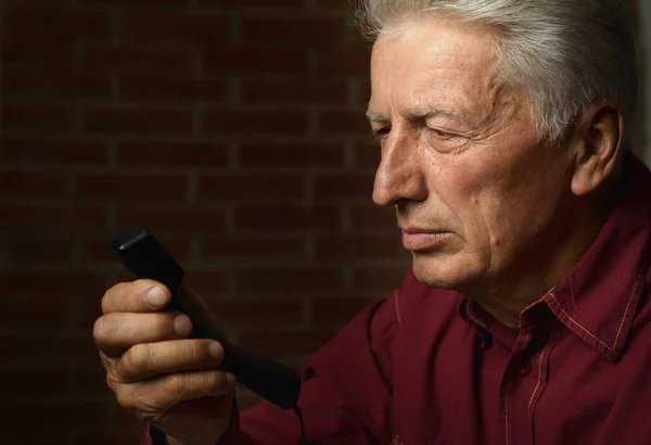Ritratto Uomo Anziano Felice Con Telefono — Foto Stock