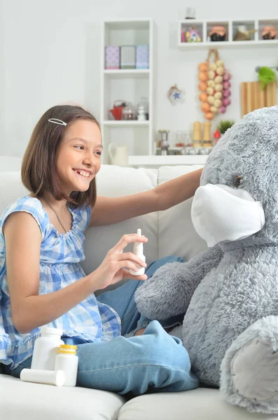 Menina Jogando Médico Com Brinquedo Ursinho Pelúcia Máscara Facial — Fotografia de Stock