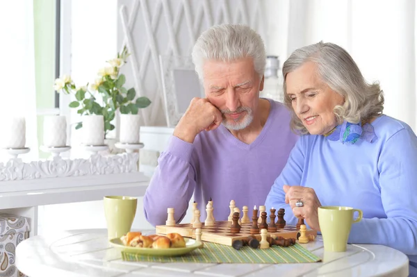 快乐的老夫妇一起下棋 — 图库照片