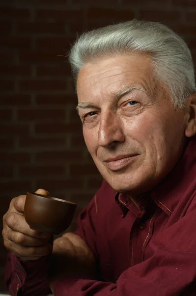 Portret Van Een Lachende Oudere Man Die Thuis Koffie Drinkt — Stockfoto