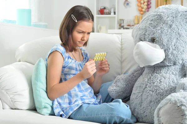 Dziewczyna Dając Pigułki Zabawki Pluszowy Miś Masce Twarzy Kanapie — Zdjęcie stockowe