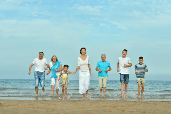 Porträt Einer Glücklichen Familie Die Sommer Strand Sitzt — Stockfoto