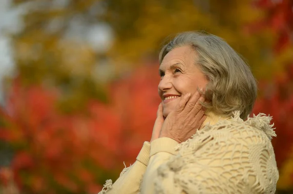 Senior Úsměv Žena Parku — Stock fotografie