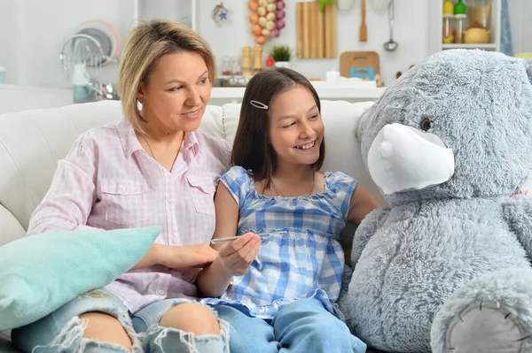 Menina Mãe Brincando Com Brinquedo Ursinho Pelúcia Máscara Facial Medição — Fotografia de Stock