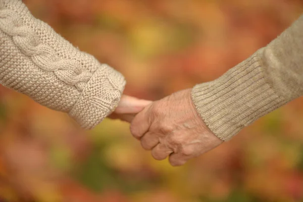Enkelin Und Großmutter Halten Händchen — Stockfoto