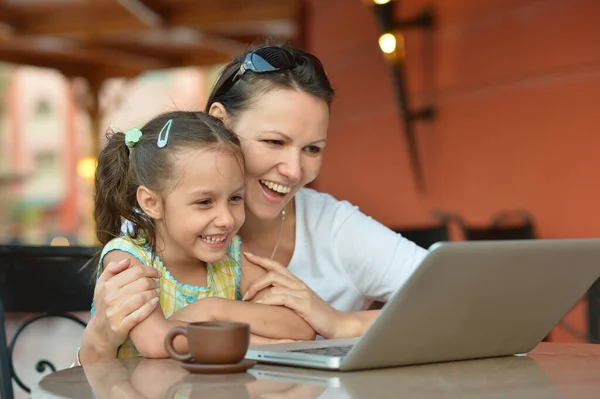 Mutter Und Tochter Benutzen Gemeinsam Laptop — Stockfoto