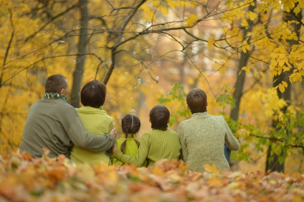 秋の公園でのリラックスできる家族 — ストック写真