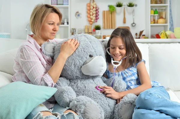 Menina Mãe Brincando Com Brinquedo Ursinho Pelúcia Máscara Facial Menina — Fotografia de Stock