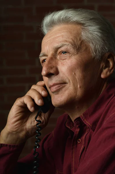 Портрет Счастливого Пожилого Человека Телефоном — стоковое фото