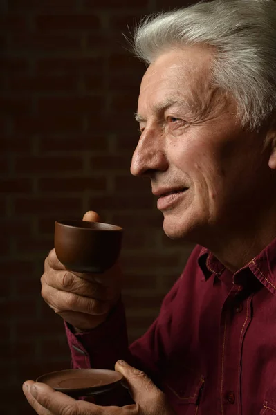 Porträtt Leende Äldre Man Dricka Kaffe Hemma — Stockfoto