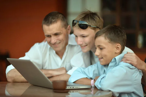 Oğulları Babaları Evde Dizüstü Bilgisayar Kullanıyor — Stok fotoğraf