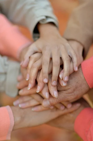 Beskärd Bild Familj Sätta Ihop Händerna — Stockfoto