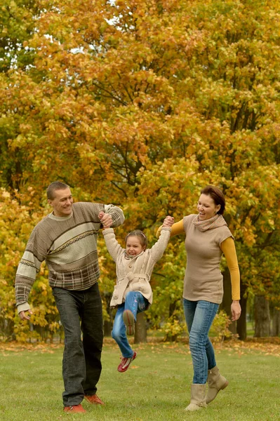 Gelukkige Lachende Familie Ontspannen Herfst Park — Stockfoto