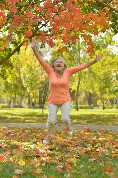 Starší Žena Skákání Čerstvém Vzduchu Podzim — Stock fotografie