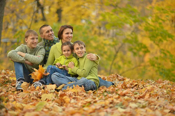 Família Relaxante Parque Outono — Fotografia de Stock