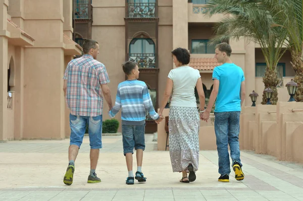 Família Quatro Caminhadas Cidade — Fotografia de Stock