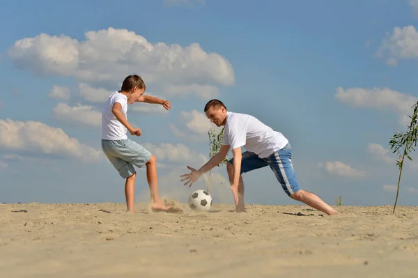 Dva Bratři Hrají Fotbal Pláži Letní Den — Stock fotografie