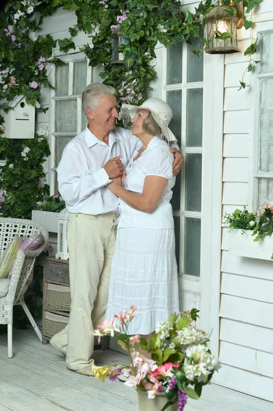 Glada Äldre Par Hemma Terrassen — Stockfoto