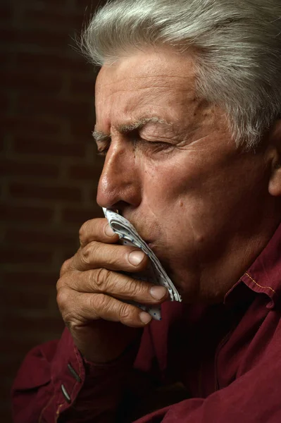 Üzgün Hasta Yaşlı Bir Adamın Portresi — Stok fotoğraf